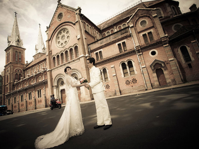 Pre-wedding photography at Note Dame Cathedral