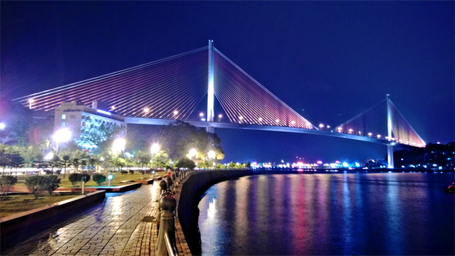 Wedding photography at Bai Chay bridge