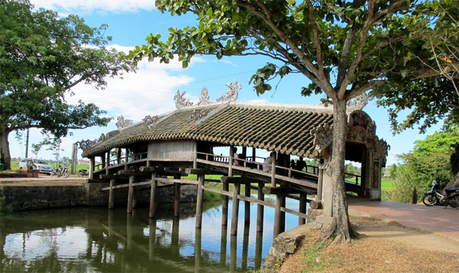 Wedding photography at Thanh Toan Tile-roofed Bridge
